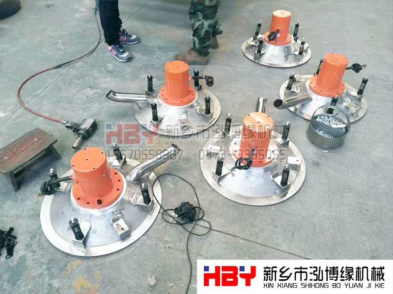 浙江嘉興的王經(jīng)理生產(chǎn)的5臺HBY-GP600型高頻篩正在安裝，預(yù)計明天才能發(fā)貨